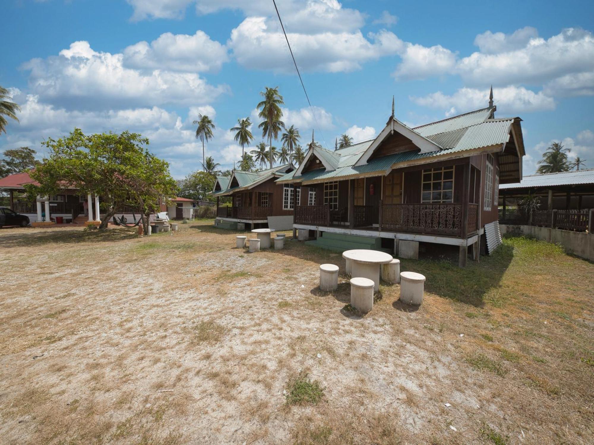 Oyo 90968 Teratak Samuderakita, Chalet & Guesthouse Kampong Gong Badak Buitenkant foto