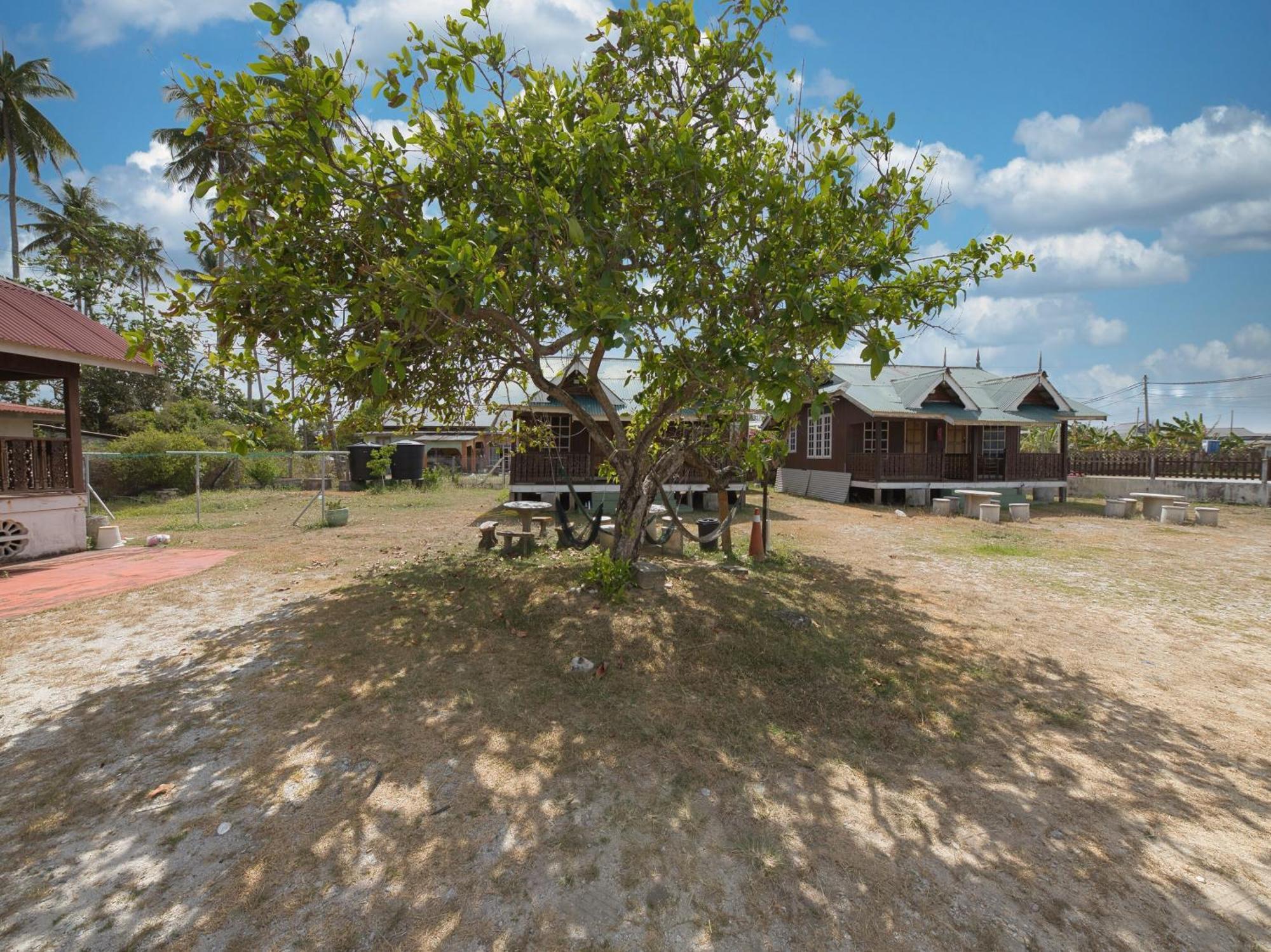 Oyo 90968 Teratak Samuderakita, Chalet & Guesthouse Kampong Gong Badak Buitenkant foto